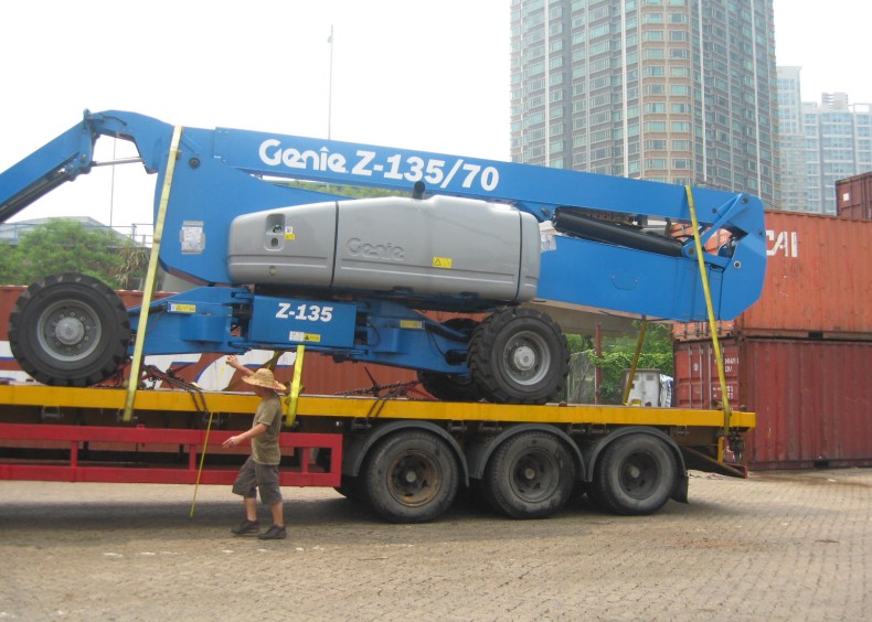 這輛藍(lán)色的進(jìn)口“怪獸”被捆綁后，運(yùn)走了！